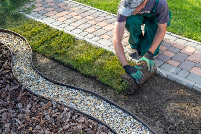 aménagement de l'extérieur d'une maison individuelle : pose de gazon naturel en rouleau par un paysagiste professionnel